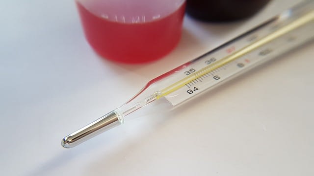 Infektanfälligkeit- ein Thermometer zum Messen der Körpertemperatur liegt bereit.