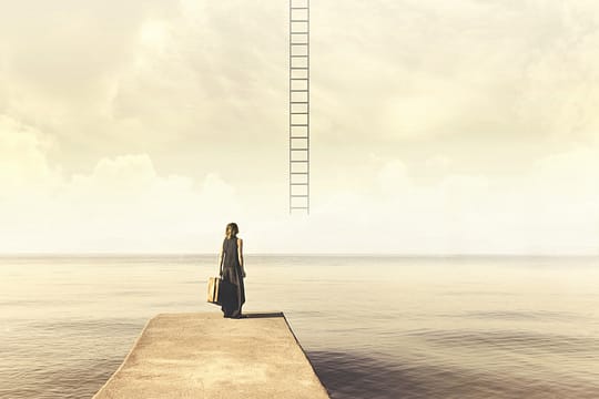 Psychotherapie - eine Frau wartet auf dem Steg auf die rettende Leiter