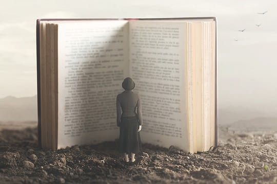 Biographische Anamnese - eine Frau liest im Buch des Lebens