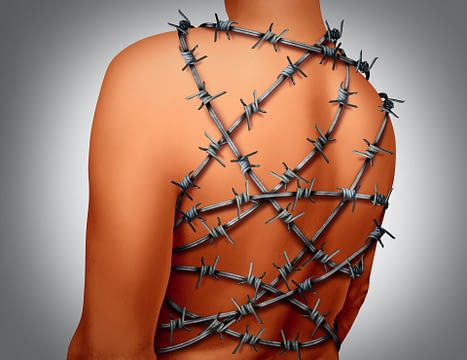 Schmerztherapie - Stacheldraht umwickelt den Rücken